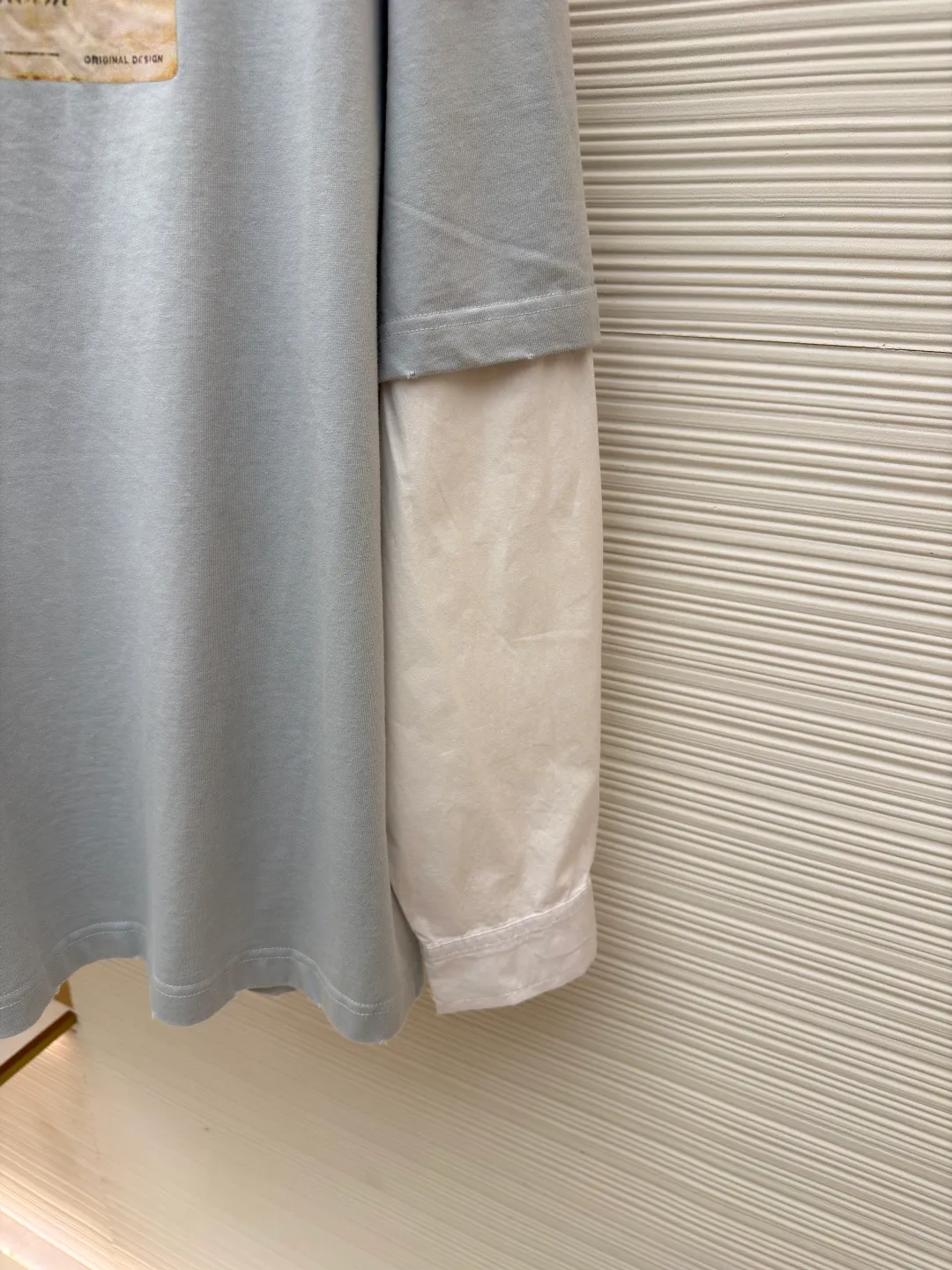 Acne Studios coin letter fake two-piece long sleeves ●Authentic product: purchased and developed by 2319 ●Item number: 1680854-A50 ●Fabric: long-staple cotton fabric ●Technology: positioning cutting machine ●Version: loose version ●Weight: about 375 grams ●Size: S-M-L-XL ●Description: High-density 60-count 100% long-staple cotton, light and crisp! It is breathable and soft and creates a fake two-piece effect that is very fashionable on the upper body. It creates a relaxed and casual feeling and the hem hangs naturally, which is a perfect crotch-covering artifact. The hem is a simple double-stitched hem! The irregular distressed and frayed colors echo the collar and cuffs, the overall alignment is straight and delicate, the fabric is comfortable and soft, and the color is consistent with no color difference. It can be matched with the same style to create a fashionable look, and can be used in various occasions. Customized accessories, complete with three standards, same style for men and women!